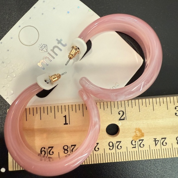 🚨3 for $16🚨 MINT - Pink Hoop Earrings - Picture 3 of 4